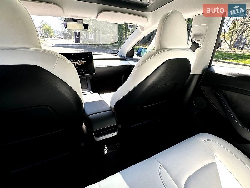 Седан Tesla Model 3 2023 в Львове