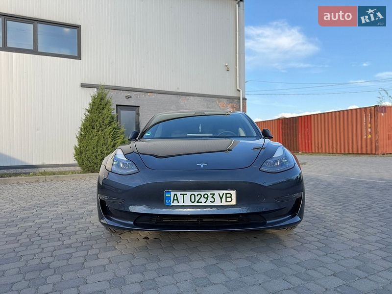 Седан Tesla Model 3 2023 в Івано-Франківську