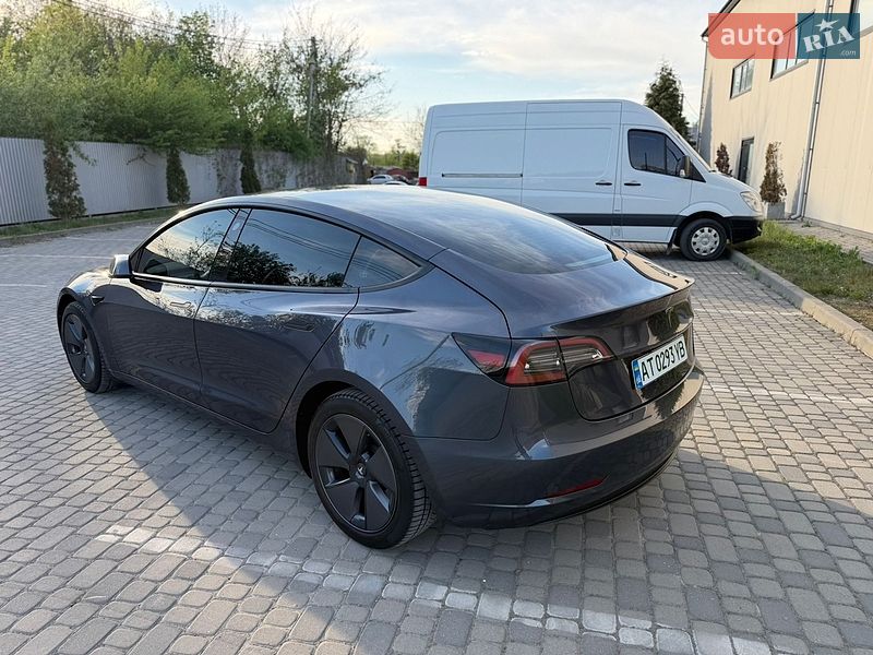 Седан Tesla Model 3 2023 в Івано-Франківську