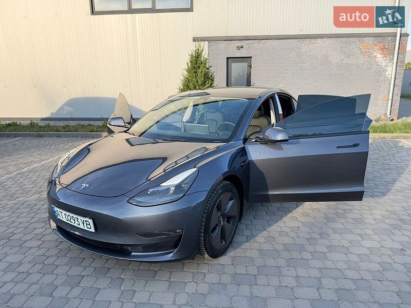Седан Tesla Model 3 2023 в Івано-Франківську