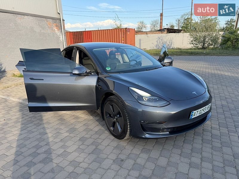 Седан Tesla Model 3 2023 в Івано-Франківську