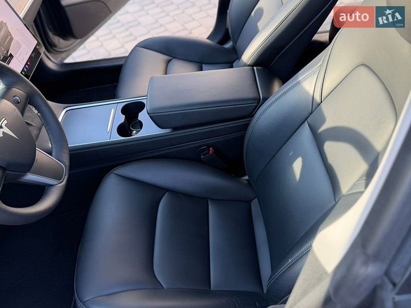 Седан Tesla Model 3 2023 в Івано-Франківську