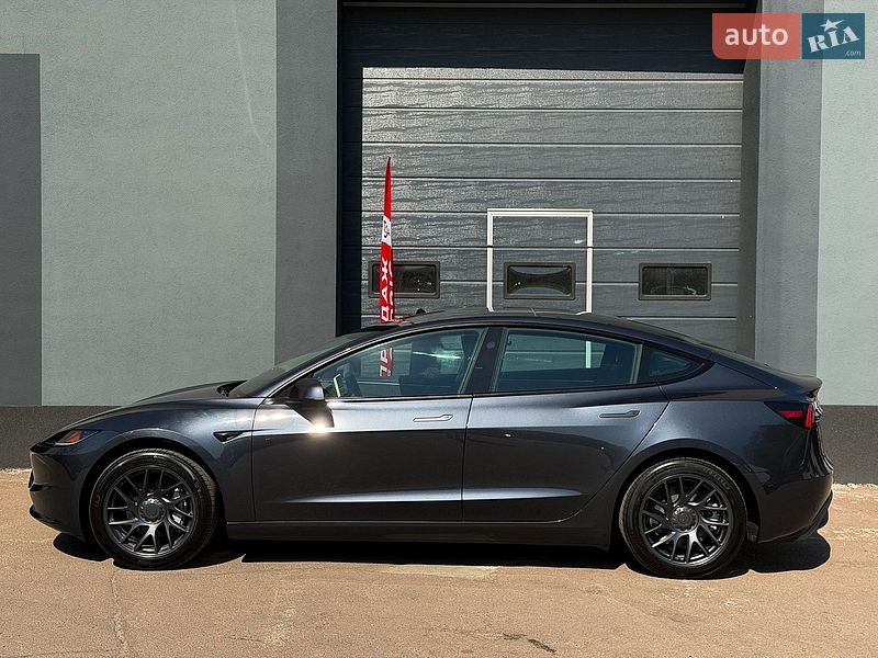 Седан Tesla Model 3 2025 в Киеве