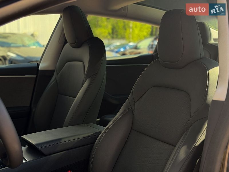 Седан Tesla Model 3 2025 в Киеве