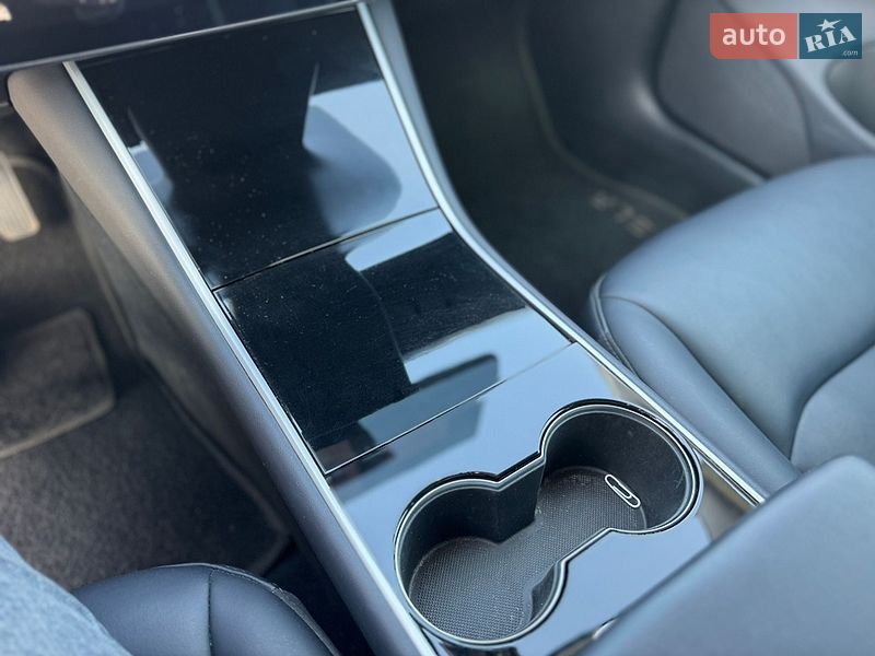 Седан Tesla Model 3 2019 в Луцке
