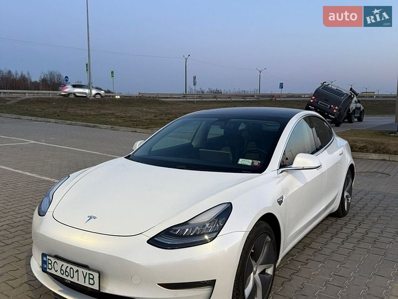 Седан Tesla Model 3 2019 в Львові