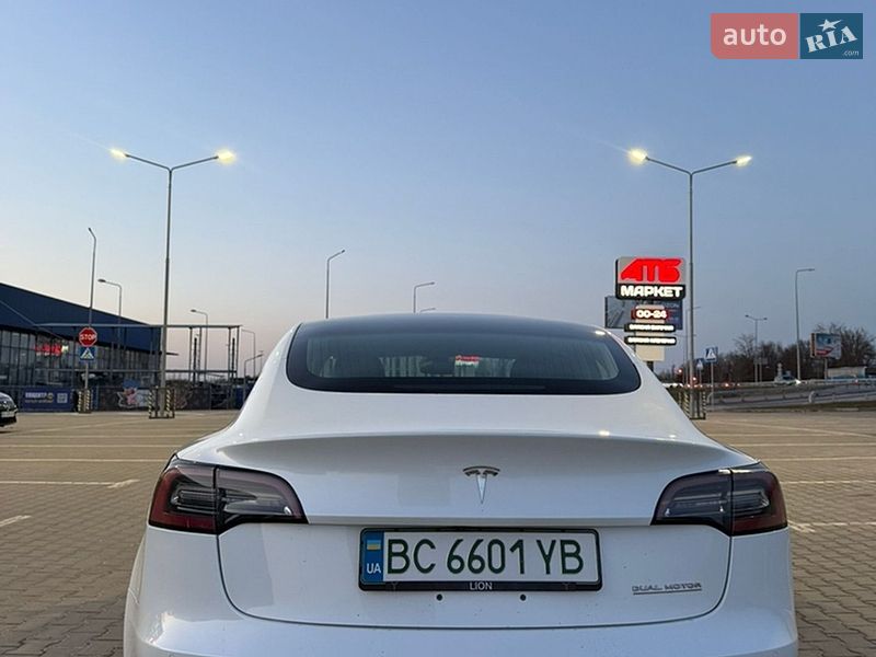 Седан Tesla Model 3 2019 в Львові