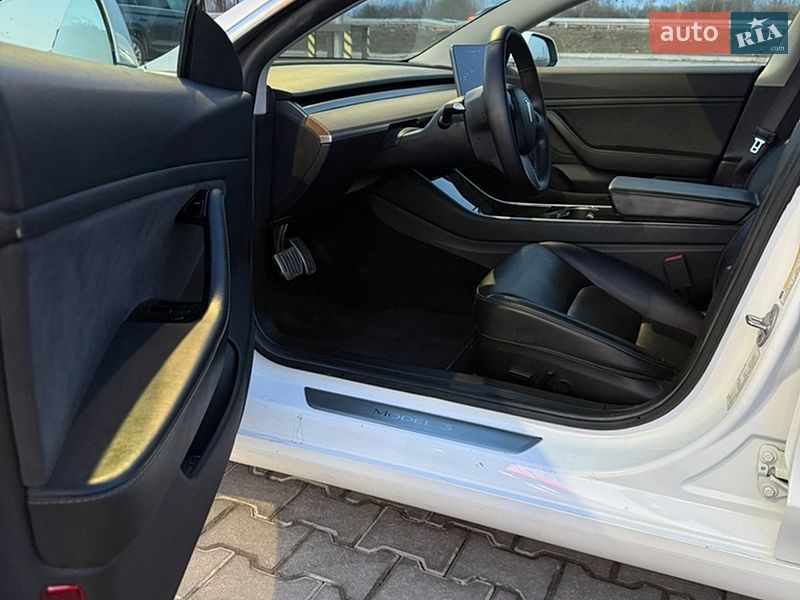 Седан Tesla Model 3 2019 в Львові
