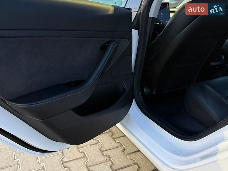 Седан Tesla Model 3 2019 в Львові