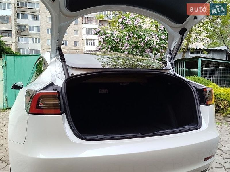 Седан Tesla Model 3 2023 в Луцке
