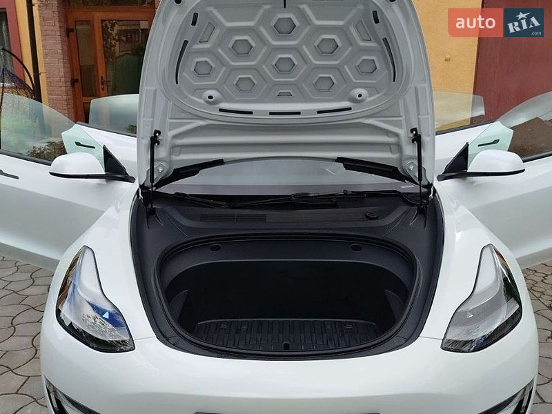 Седан Tesla Model 3 2023 в Луцке