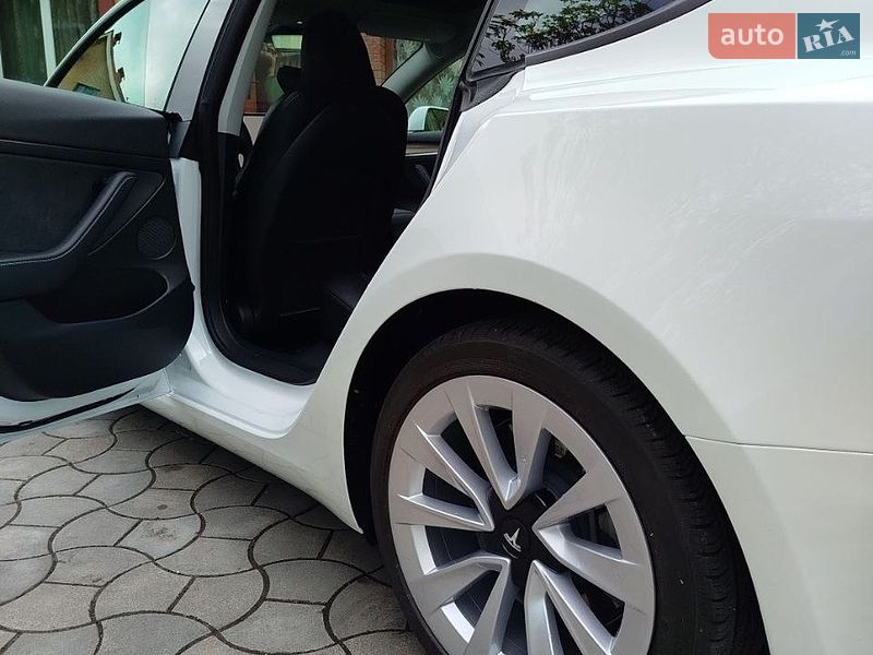 Седан Tesla Model 3 2023 в Луцке