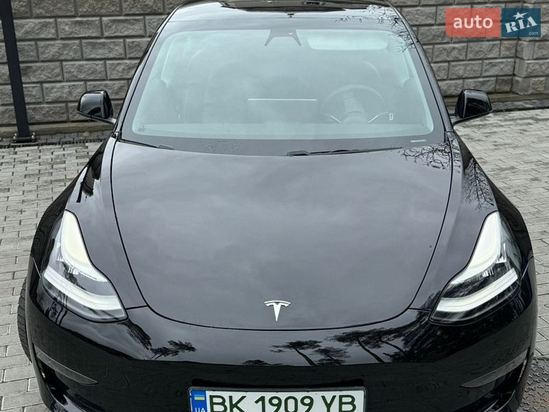 Седан Tesla Model 3 2019 в Дубні