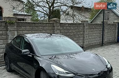 Седан Tesla Model 3 2019 в Дубні