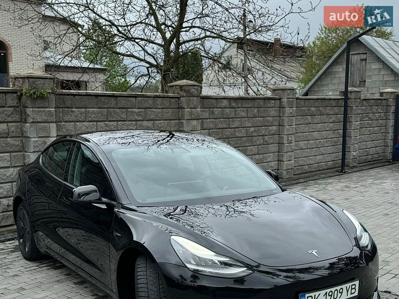 Седан Tesla Model 3 2019 в Дубні