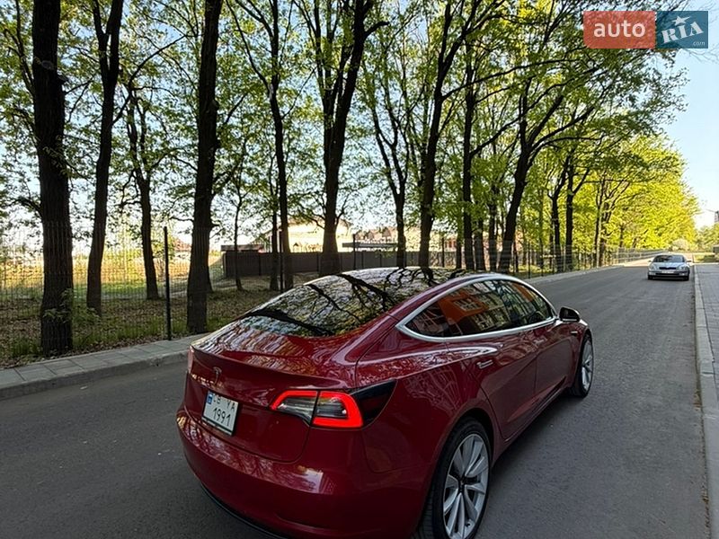 Седан Tesla Model 3 2018 в Чернігові