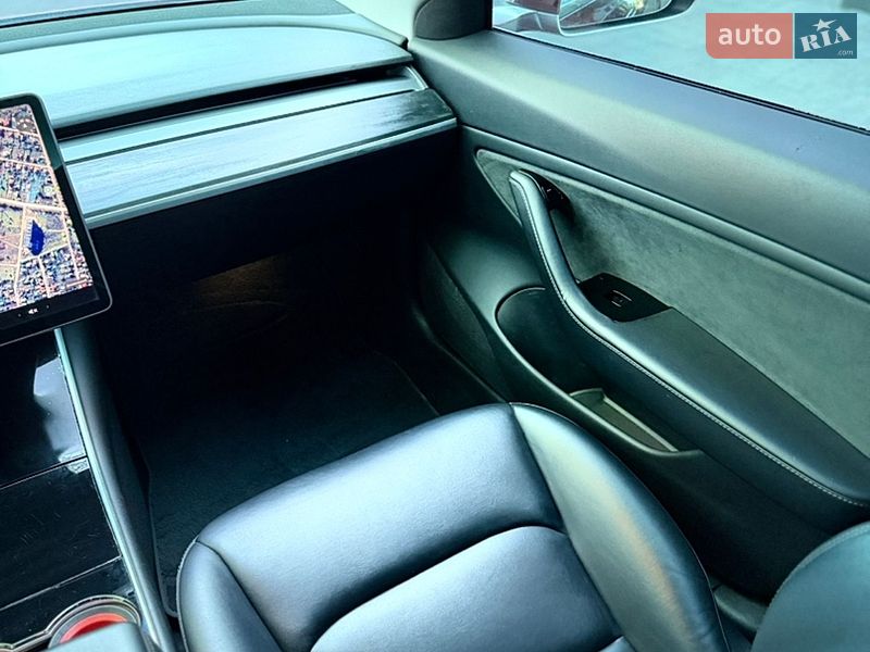 Седан Tesla Model 3 2018 в Чернігові
