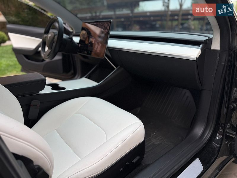 Седан Tesla Model 3 2019 в Киеве