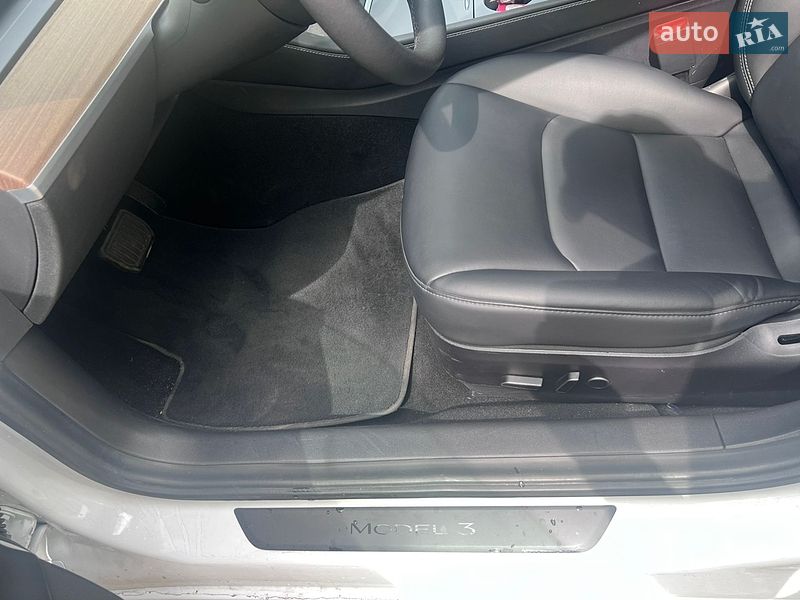 Седан Tesla Model 3 2021 в Киеве