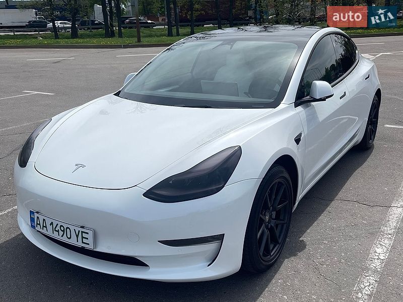 Седан Tesla Model 3 2022 в Киеве