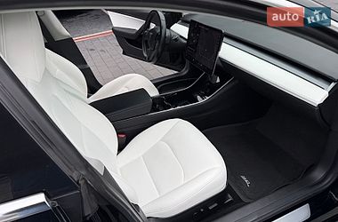 Седан Tesla Model 3 2019 в Дубні