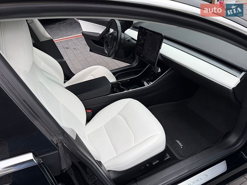 Седан Tesla Model 3 2019 в Дубні