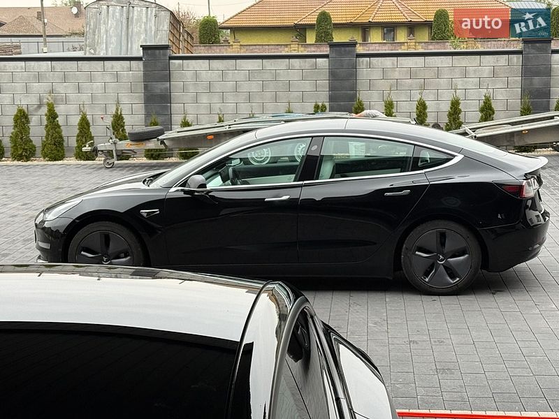 Седан Tesla Model 3 2019 в Дубні