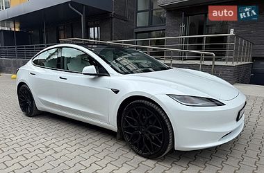 Седан Tesla Model 3 2024 в Черновцах
