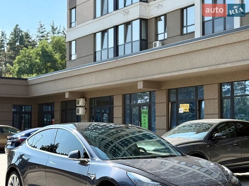 Седан Tesla Model 3 2019 в Львові