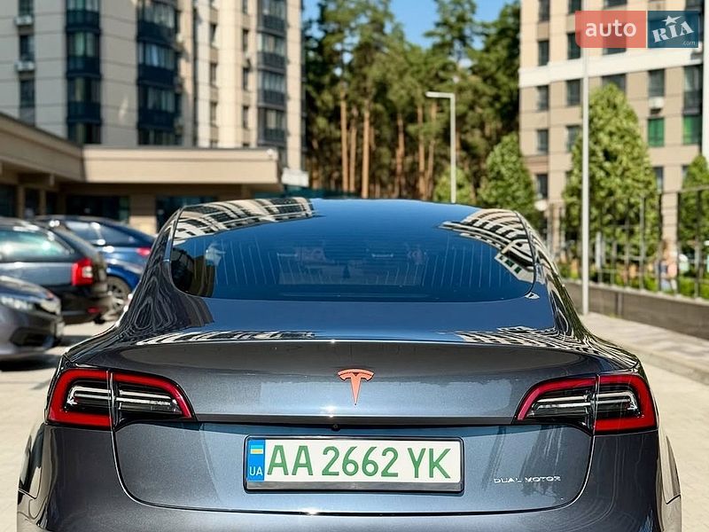 Седан Tesla Model 3 2019 в Львові