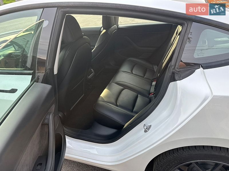 Седан Tesla Model 3 2022 в Черкассах