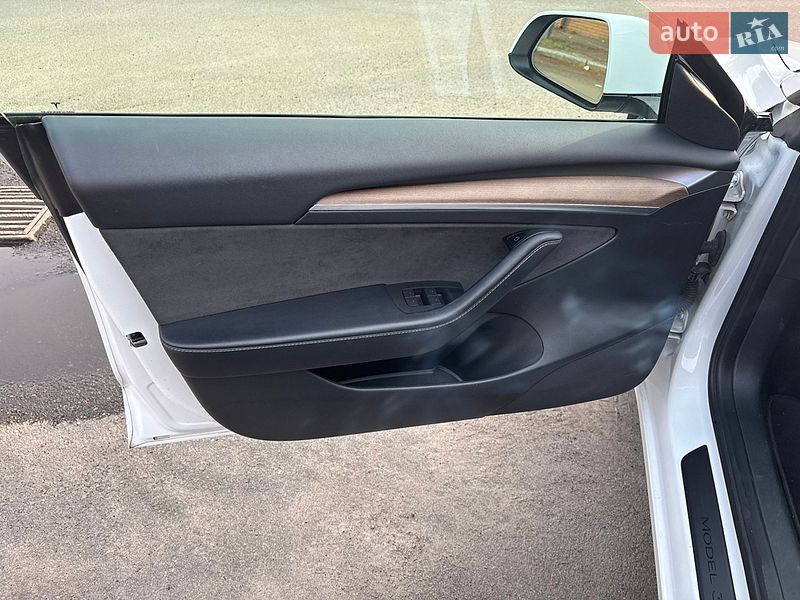 Седан Tesla Model 3 2022 в Черкассах