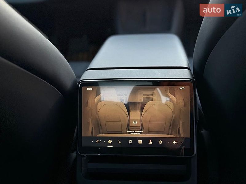 Седан Tesla Model 3 2024 в Львове