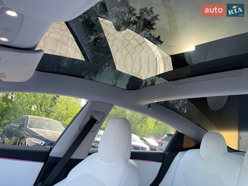 Седан Tesla Model 3 2024 в Львове