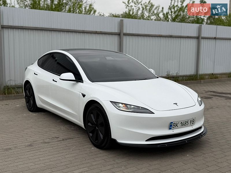 Седан Tesla Model 3 2025 в Дубно