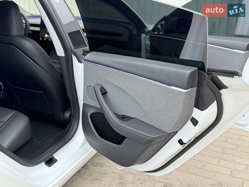 Седан Tesla Model 3 2025 в Дубно