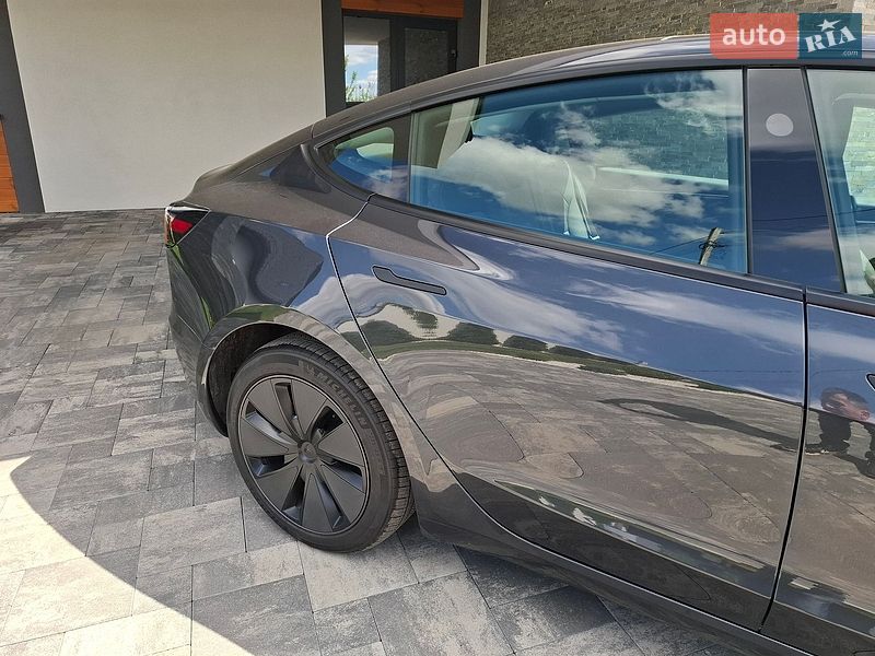 Седан Tesla Model 3 2025 в Ровно