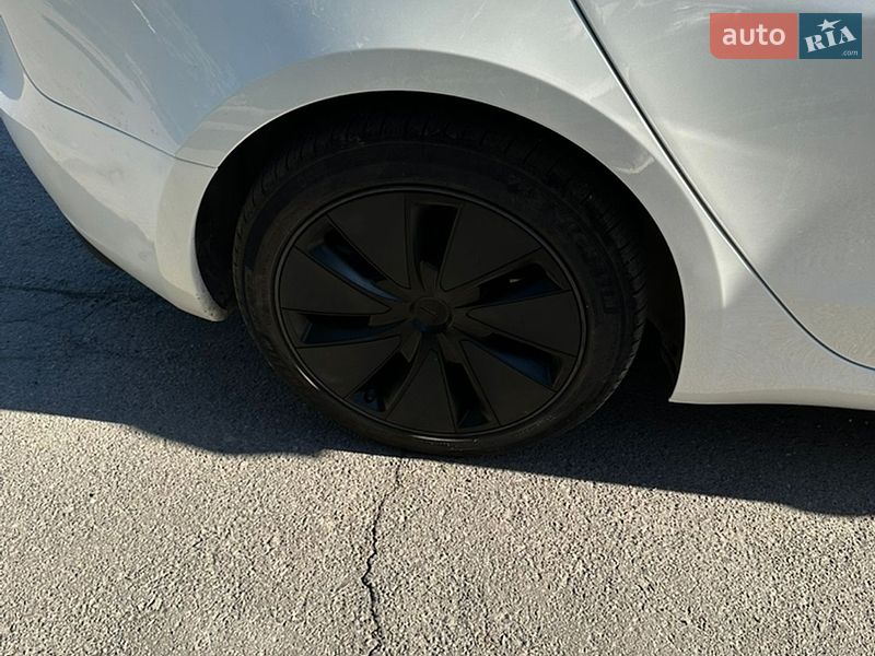 Седан Tesla Model 3 2024 в Тернополі