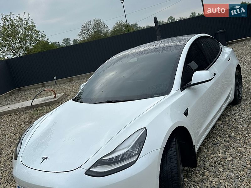 Седан Tesla Model 3 2019 в Черновцах