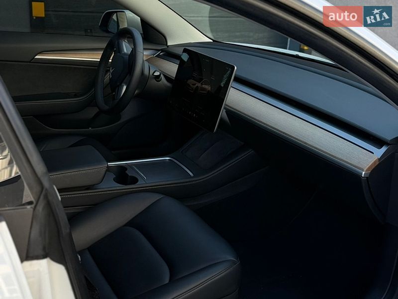 Седан Tesla Model 3 2022 в Чернігові