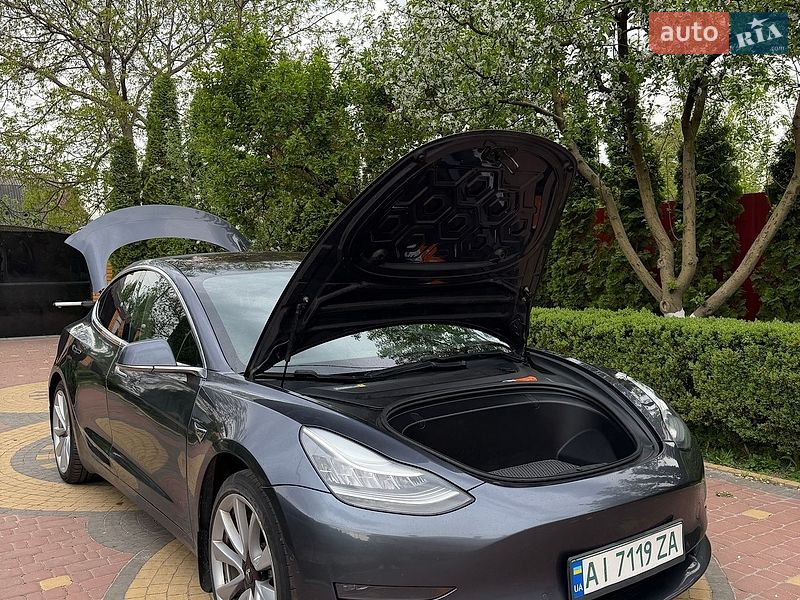 Седан Tesla Model 3 2018 в Броварах