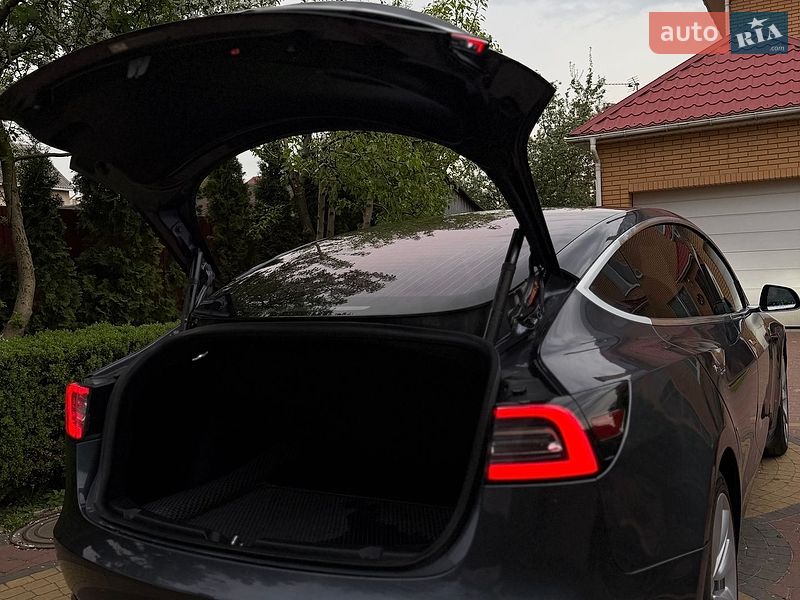 Седан Tesla Model 3 2018 в Броварах