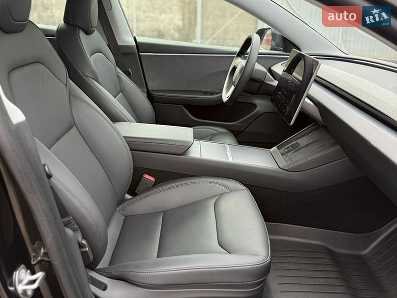 Седан Tesla Model 3 2025 в Луцьку