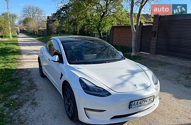 Седан Tesla Model 3 2021 в Киеве