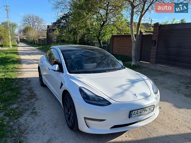 Седан Tesla Model 3 2021 в Киеве