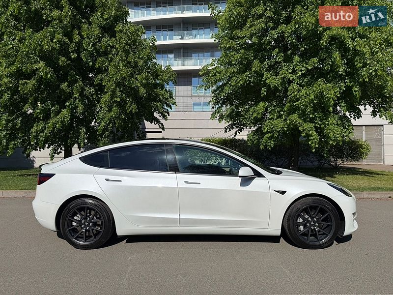 Седан Tesla Model 3 2022 в Киеве