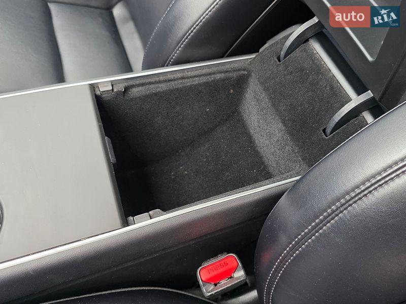 Седан Tesla Model 3 2018 в Львове