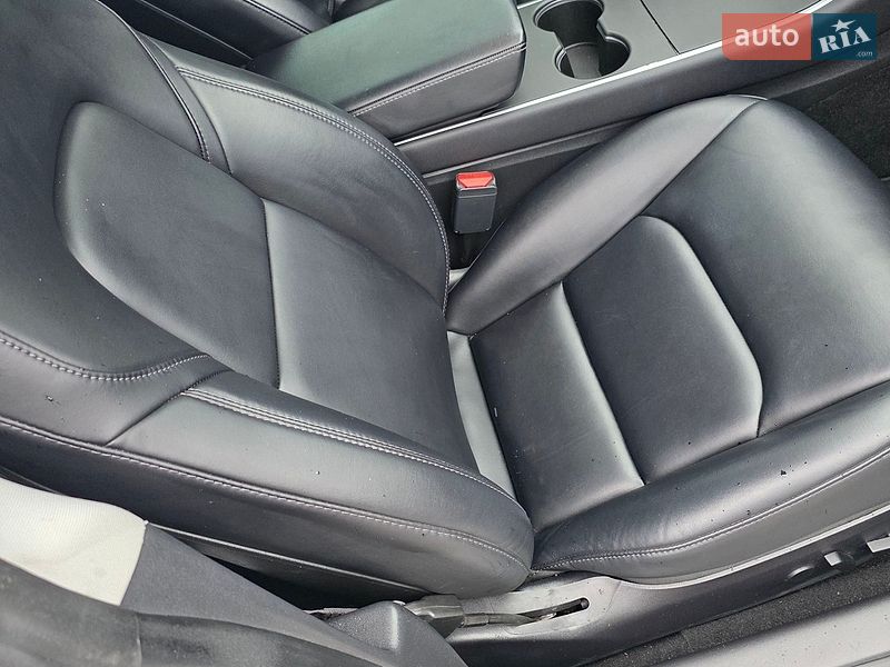 Седан Tesla Model 3 2018 в Львове