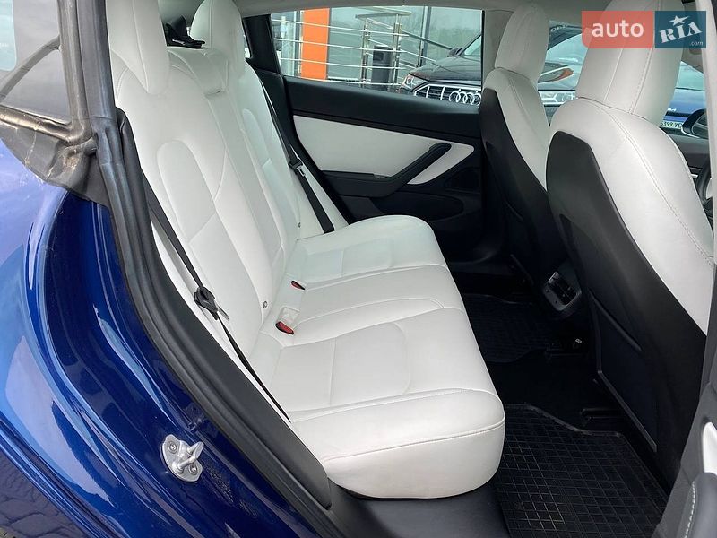 Седан Tesla Model 3 2018 в Львові