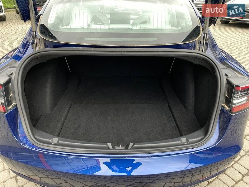 Седан Tesla Model 3 2018 в Львові